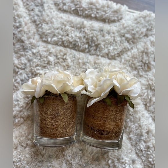 ⭐️ 2 fake floral glass vase arrangements. Not plastic. - Picture 2 of 9